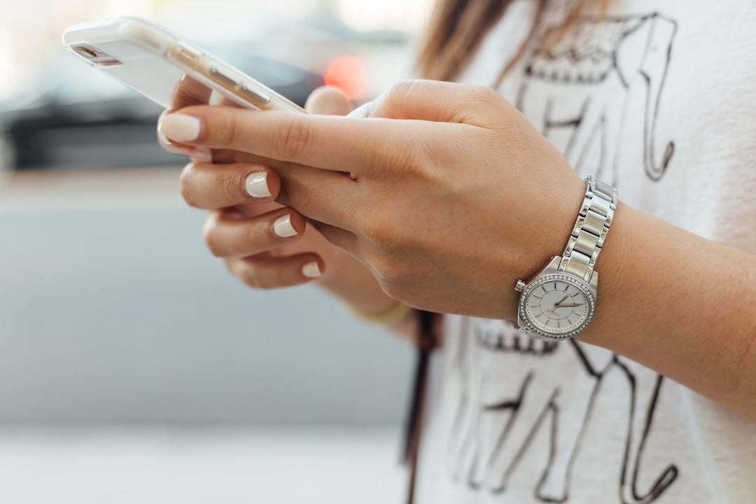 Mobiltelefon. Mobile Phone. Foto: Unsplash https://unsplash.com/photos/woman-holding-iphone-during-daytime-HbyYFFokvm0